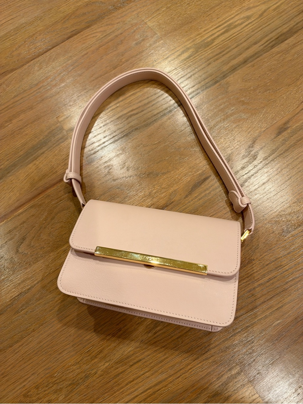 N°21
HANDBAG  
Elegant Blush Shoulder Bag with Gold Hardware